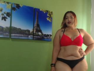 TaniaCaprice - Chat cam porno avec une étonnante demoiselle sexy au décolleté idéal sur le service Xlove 