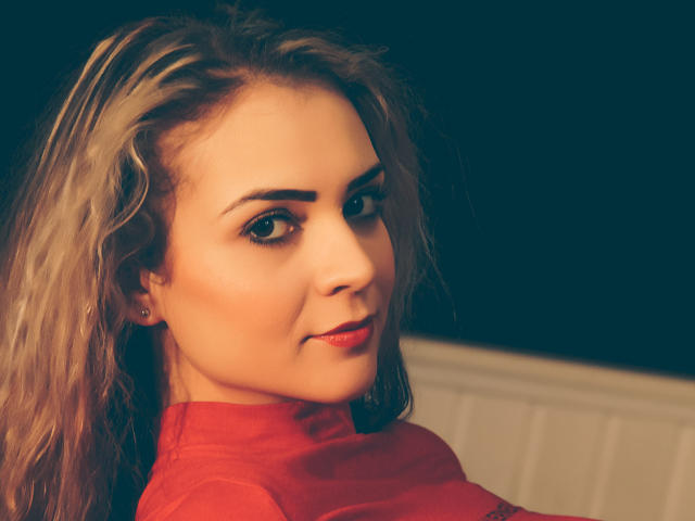 IrinnyRay - Show live sexe avec une étonnante demoiselle hot avec des cheveux blonds naturels  