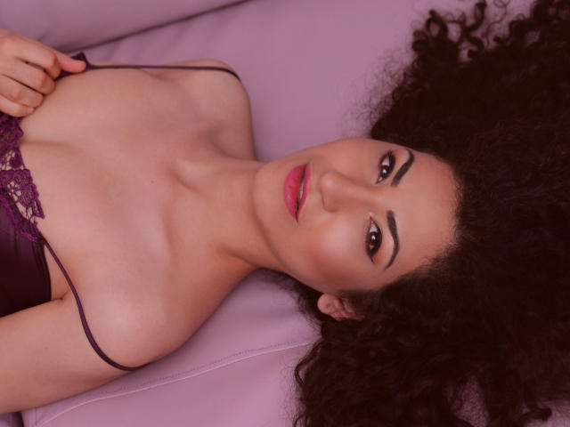 AlliaHarra - Chat live sex with a black hair Hot babe 