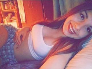 Nicolletefontaine - Web cam x with a latin Girl 
