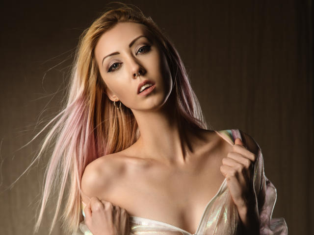 AliceGray - Chat live x with a gold hair Sexy girl 