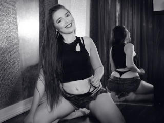 AmandaPascale - Chat cam porn avec une Très belle jeune maîtresse très sexy blanche sur le service Xlovecam.com 