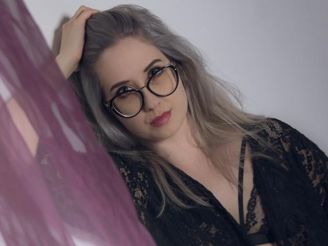SophiaPassions - Webcam porn avec une éclatante jeune jeune camgirl très sexy fine  