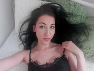 DelicateJackie - Live nude with this shaved vagina Young lady 