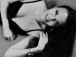 JanisSand - Show live sexy avec cette Magnifique jeune model bien roulée au sexe complètement poilu sur la plateforme Xlove 