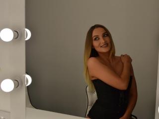 ArianaAnne - Show sex avec cette Très belle jeune camgirl en chaleur avec des cheveux bruns sur le site Xlovecam 