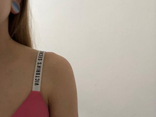 JuicyFantazzzy - Show live xXx with a itty-bitty titties Girl 