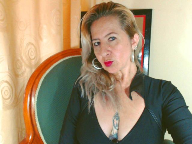 PenelopeMature - Chat cam hot with this ordinary body shape Sexy mother 
