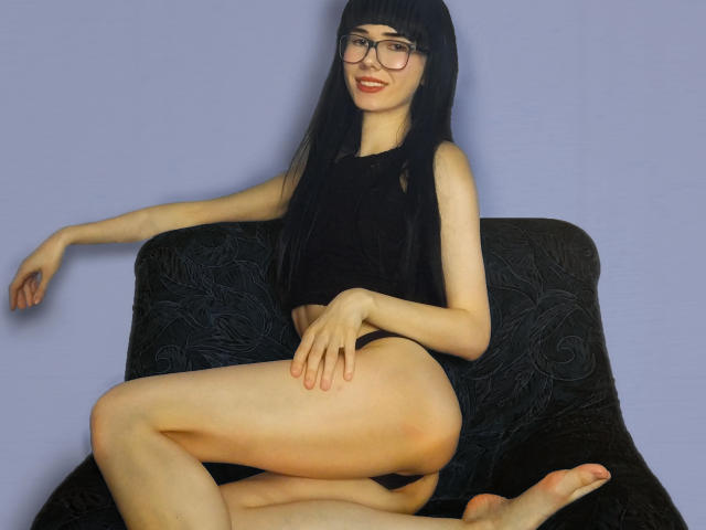 SonyaMi - Live cam sexe avec cette Divine jeune demoiselle hot avec des cheveux noirs  
