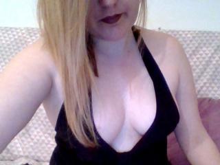 FrenchyLea - Chat live hot avec cette Femmes avec une touffe taillée sur le service Xlovecam 