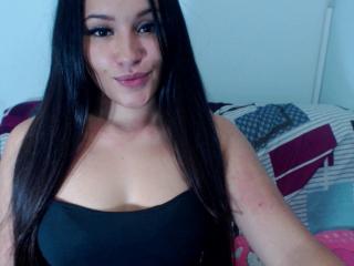 Eroticcristal - Live sexe avec une Séduisante jeune model très sexy épilée sur la plateforme Xlovecam 