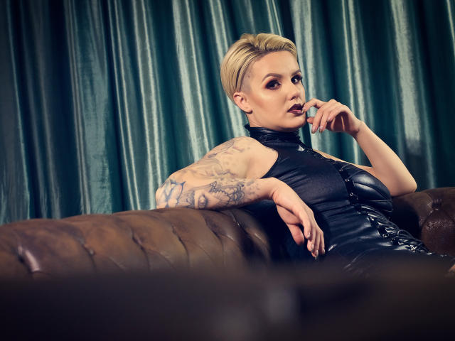 Sheniqua - Live sexy with a platinum hair Girl 