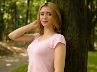 AnielleRouge - Webcam live hot with a European 18+ teen woman 