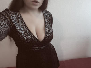 BigTittsQueen69 - Webcam live sexy avec cette Incroyable jeune femme très sexy épilée  