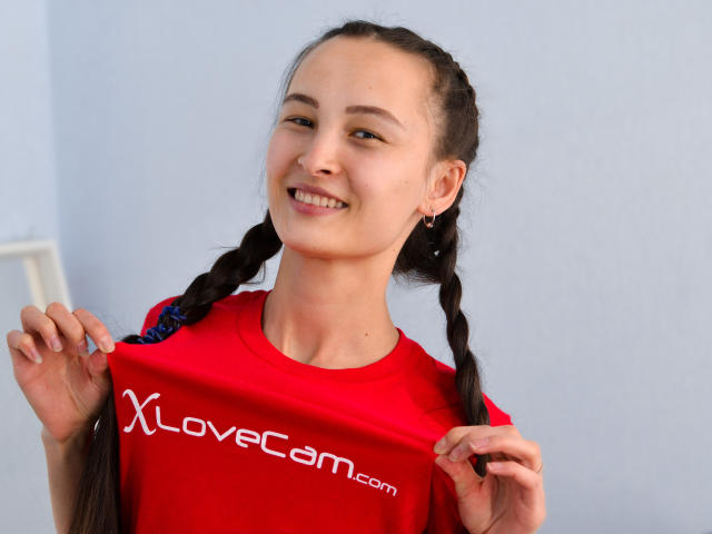 AdrianaHappy - Show live excitant avec cette Divine jeune jeune camgirl sexy Chinoise, Japonaise ou Thailandaise sur le site X Love Cam 
