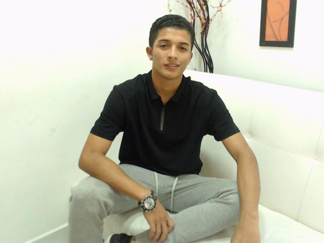 NicolasSexy - chat online xXx with this latin american Gays 