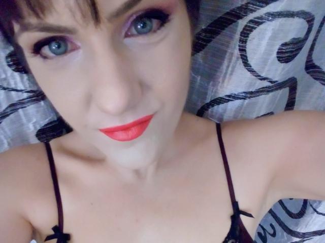 BelleRossy - Show intime avec cette Resplendissante camgirl sexy épilée sur XloveCam 