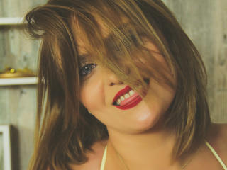 LuciaLue - Show porn avec cette Sensationnelle model bien roulée avec des seins bien proportionnés  