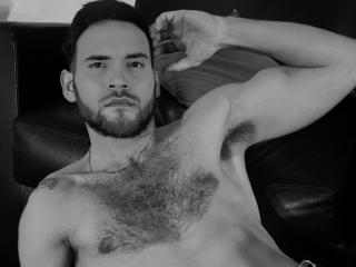 AustinGregor - Spectacle sexe avec un Homme latino sur le service Xlovecam.com 