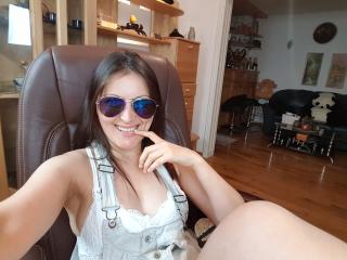 FeminaX - Chat live en direct avec cette Belle jeune jeune camgirl châtain sur la plateforme XloveCam 