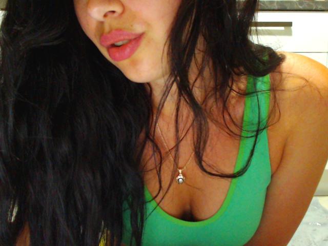 Sidny - Live cam porn avec une Admirable créature de rêve très sexy à la chevelure brune sur la plateforme Xlove 