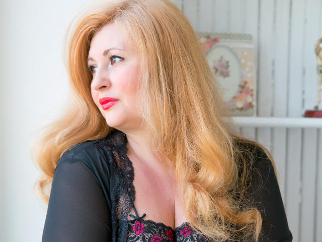 BustyDonnaWomen - Show live sex with a trimmed private part Sexy lady 