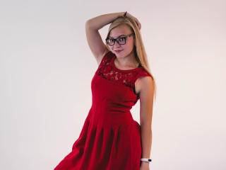 KristyStrawberry - Spectacle en direct avec une Resplendissante maîtresse en chaleur à la poitrine minimale sur le site Xlove 