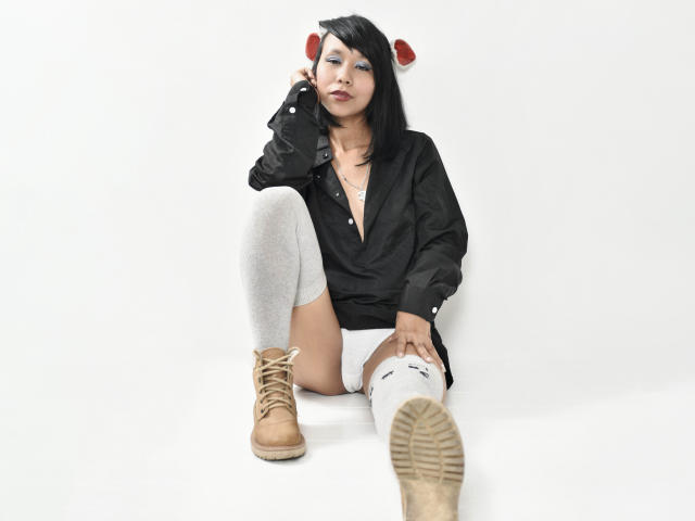 AmberMina - Show porn avec cette Très belle camgirl très sexy épilée sur le service Xlove 