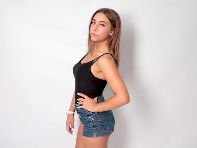 AlisaSpring - Show hot with this White 18+ teen woman 