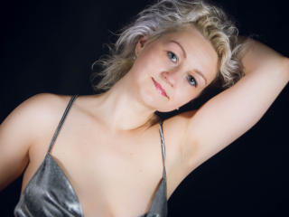 MiriamTRUE - Webcam sex avec une MILF avec des cheveux blonds féeriques  
