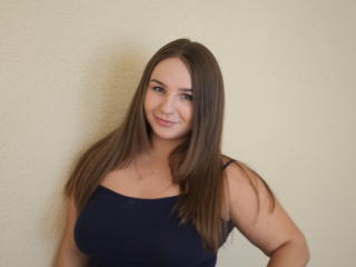 Klurn - online chat sexy with this European Young and sexy lady 