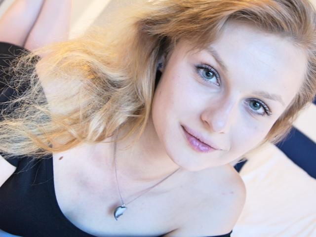 DorinaLips - Live cam excitant avec une Superbe beauté avec une belle poitrine sur le site XloveCam 