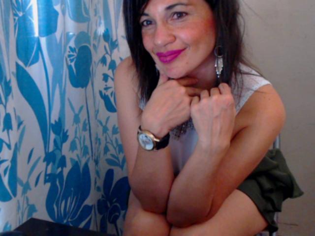 SaraMelas - Webcam live hot avec cette Femmes avec des beaux seins  