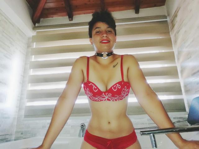 ElectraWonnd - Show intime avec cette Très belle jeune model sexy de type latino sur le service XloveCam 