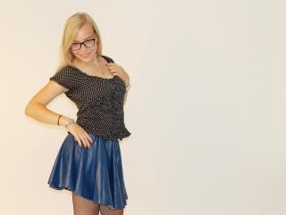 KristyStrawberry - Webcam live sexy with this slender build Sexy babes 