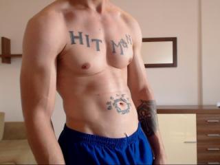 Jonessbigg - Chat live hot with this chocolate like hair Horny gay lads 