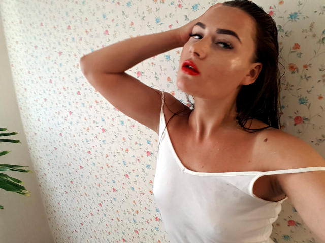 SugarLipsss - Live cam hard avec une Sacrée jeune créature très sexy blanche sur le service X Love Cam 