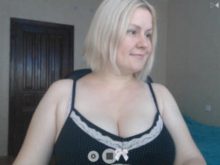 EyesCrystall69 - Live cam hard avec cette Femmes avec une plastique équilibrée sur la plateforme XloveCam 