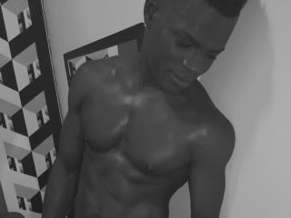 BlackBig - Cam xXx avec un Homme au sexe totalement épilé sur le site X Love Cam 