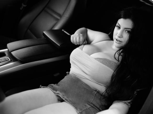 KathyaMore - Web cam hot avec une étonnante bombe hot avec une belle poitrine sur X Love Cam 