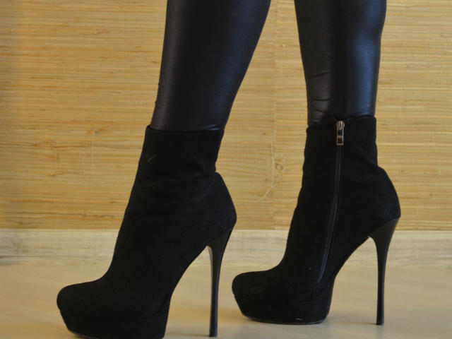 Los leggings de cuero negro de RoseCream, con tacones de aguja altos y una cremallera en la parte trasera, y sus botines de gamuza negra con tobillo..