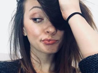 BlossomPussy - Web cam intime avec une Divine jeune model en chaleur à la crinière châtain clair sur le service X Love Cam 