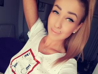 AmaSun - Chat sexe avec cette Resplendissante nana très sexy avec des beaux et gros nichons sur le service XloveCam 