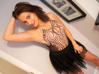 QueenCornelia - online show nude with a cocoa like hair Girl 