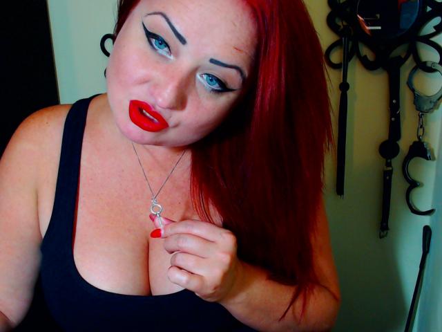 EvaDominatrix - Webcam hot avec une Festichiste à la poitrine parfaite  