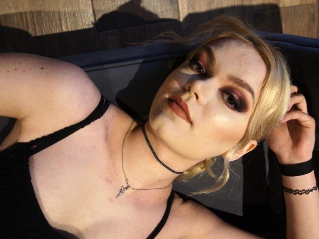 NicoleCandy - Live chat porno avec cette Sublime jeune femme hot à la crinière blonde sur le service Xlove 