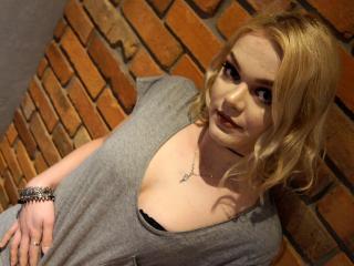 NicoleCandy - Live porno avec une Ravissante jeune jeune model avec des cheveux blonds féeriques sur le site XloveCam 