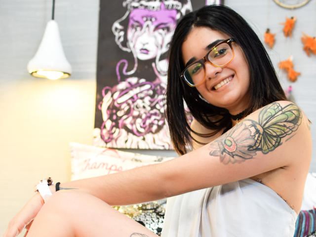 VictoriaBeauty - Webcam porno avec cette Séduisante jeune fille bien roulée sud américaine sur Xlovecam.com 