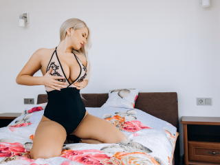 VittaHot69 - Chat cam x with this shaved vagina Girl 