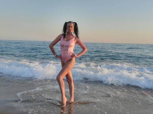 HotDreamm - Chat cam x avec cette Sublime jeune créature de rêve très sexy blanche  